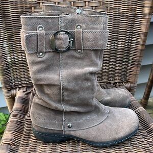 Khombu Winter Boots Style:Mavis, Brown Suede, Zipper, Traction Sole, Slouch Wm 8